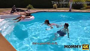 אמא עושה את זה שוב עם הציצים הגדולים הטבעיים בחוץ! 😜