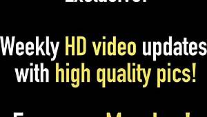 Собираешься смотреть, как мамаша Джулия Энн засовывает пальцы в свою пизду?