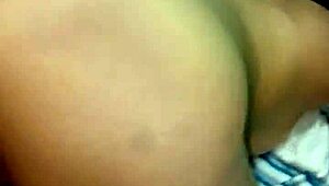 no se da cuenta que la estoy grabando mientras la follo por detras