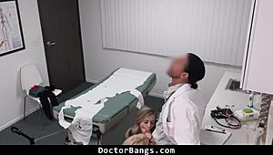 Doktor dan jururawat rawat pesakit dengan masalah kumpulan menarik