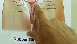 Nevlastní táta vede hnědou mladou v cucání jeho velkého ptáka