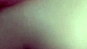 no se da cuenta que la estoy grabando mientras la follo por detras