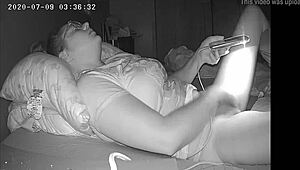 Бюстава мадама снима privately видео за приятелката си, хваната на скрита камера