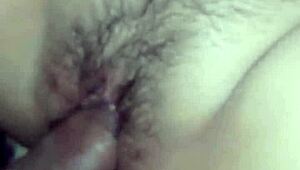 Katso tämä sinkku nai minun huoravaimoni ja täyttää hänen karvaisen pillunsa kolmikossa