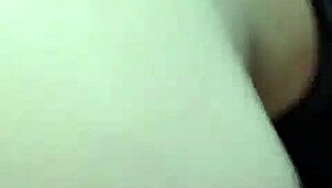 Horny Novinha Fucks Coroa While Talking to Boyfriend