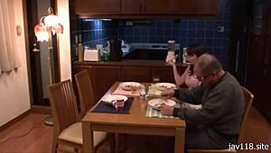 Японская учительница соблазняет парня для постельной забавы