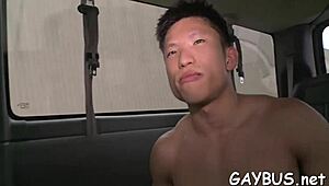 Zaslepený frajer oklamaný na orál od svalnatej bestie