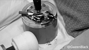 fumando em uma nota de dolar - avareza fetiche fumaça