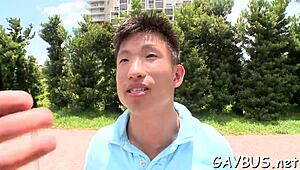 Zaslepený frajer oklamaný na orál od svalnatej bestie