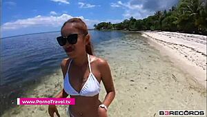 Javni plažni blowjob se spremeni v hardcore jebanje z punco pod soncem