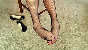 Hey, wanna see a foot fetish saleswoman play anal in preview?