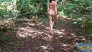 Podivuhodný lesní Mala Dvojka ukazuje přirozená prsa na veřejnosti