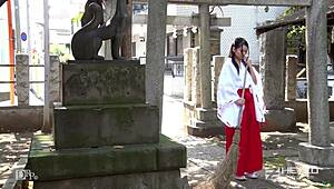 Nishino Ako dostává první ošukání a creampie jako roztomilá shrine maiden