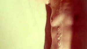 Roxanne y Xander disfrutando tiempo de ducha