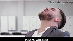 Toplantıda Charley Hart ve Penelope Kay Sert Kullanılıyor