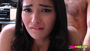 ضابط ينيك فتاة صغيرة 18+ في العمل