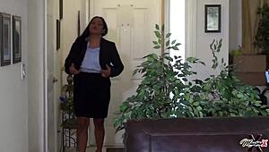 Maxine X squirts with Nyssa Nevers and vibrator 😈