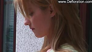 Hej, chceš vidět tu plachou mladou 18+ blondýnku, jak se rozdivočí?