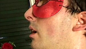 Giovanni lastebilsjåføren plukker opp en blondine og tar henne hjem