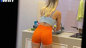 Trzyj mocno moją mokrą cipkę, ale nie wchodź do środka