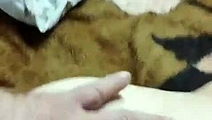 Horny Novinha Fucks Coroa While Talking to Boyfriend