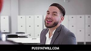 Toplantıda Charley Hart ve Penelope Kay Sert Kullanılıyor