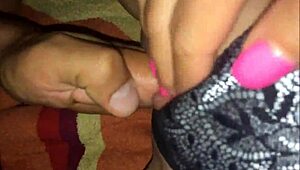 coño amateur mojado brillante dedeado en close-up masturbación casera