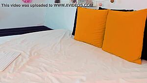 Tento úhel ukazuje úžasnou mommy kurvu v cosplay na webcam, čisté horko!