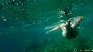 why is this bbw flashing her hairy pussy in public?