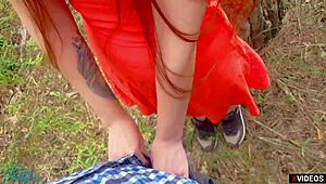 Sperma premáča moje pančuchy po intenzívnom trievaní na verejnosti v ruskej scéne. Mokrá perverzná akcia vonku.