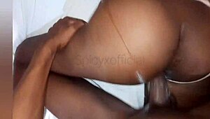 Meu vizinho deu uma mãozinha para o corno do meu marido que não dá conta do que tem, ele bagunça minha buceta quando o corno sai para trabalhar.