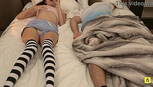 Ambil telefon bapa tiri untuk gosok di sebelahnya di katil 😈