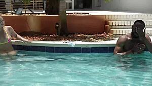 Pepek ketat aku kata tak tarik keluar! 😏