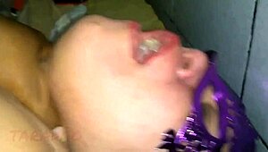 Gozando e mijando no rabo da puta gostosa, sim?