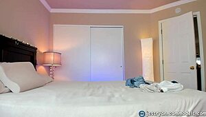 Milf Jess Ryan ukazuje svoje divoké sex hračky