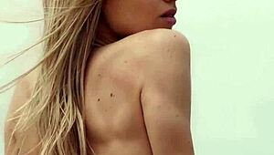 Smuk blond milf Francy Torino viser perfekt røv mens hun poser nøgen