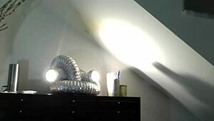 Uhh, Olgas Squirt-Maschine läuft Amok, jetzt Boden wischen!