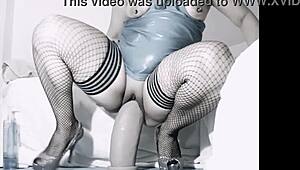 yo, can this amateur latina cougar handle hankeys toy xxl in her?