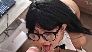 Bruneta zvezdica zapeljuje s plesom, sesa kurca in dobi jebano v doggy od velikega kurca