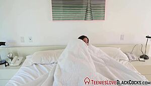 Troietta petite cavalca cazzo mostruoso in hardcore interrazziale