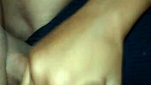 Mi novia le hace paja a su amigo hasta corrida