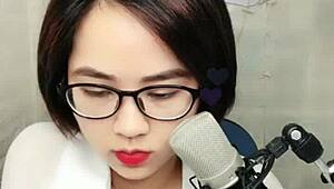 korean beauty with short hair livestreams on uplive