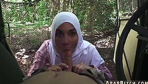 Was macht eine tätowierte Frau auf Webcam zum ersten Mal? Neugierige Militär-Vibes zu Hause.