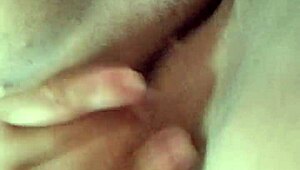 Novinha Tarada Gozando Na Siririca