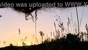 위험한 숲 화장실에서 대담하게 야외 오줌 싸기