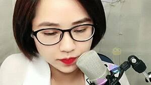 korean beauty with short hair livestreams on uplive