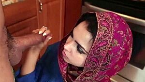 Эй, хочешь посмотреть, как эта CFNM арабская девчонка 18+ жестко трахается?