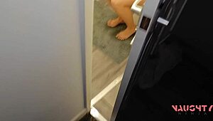 예상치 못한 잠자리 파티에서 친구들 새엄마와 재미