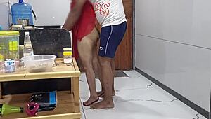 روهيت يضرب زوجة أجاي سوني بقسوة في المطبخ وأجاي في المكتب