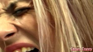 شيمل عاهرة برونينيا ألميدا تئن بصوت عالي أثناء اختراق شرجي مزدوج شديد